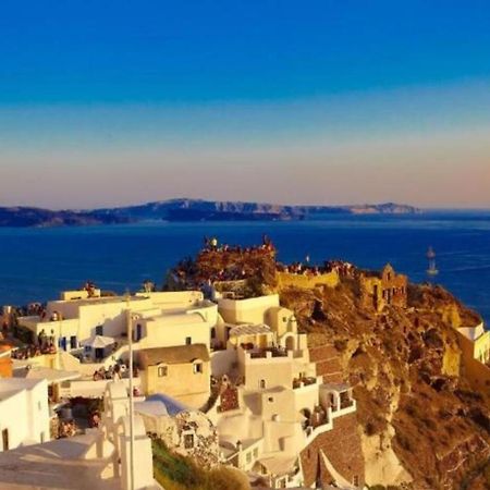 Hanging At The Top Of The World Apartment Oia  Exterior photo