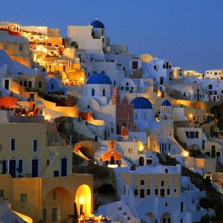 Hanging At The Top Of The World Apartment Oia  Exterior photo