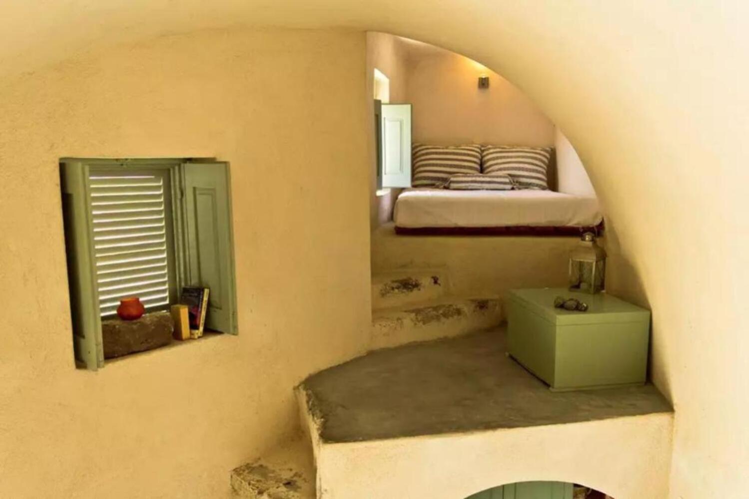 Hanging At The Top Of The World Apartment Oia  Exterior photo