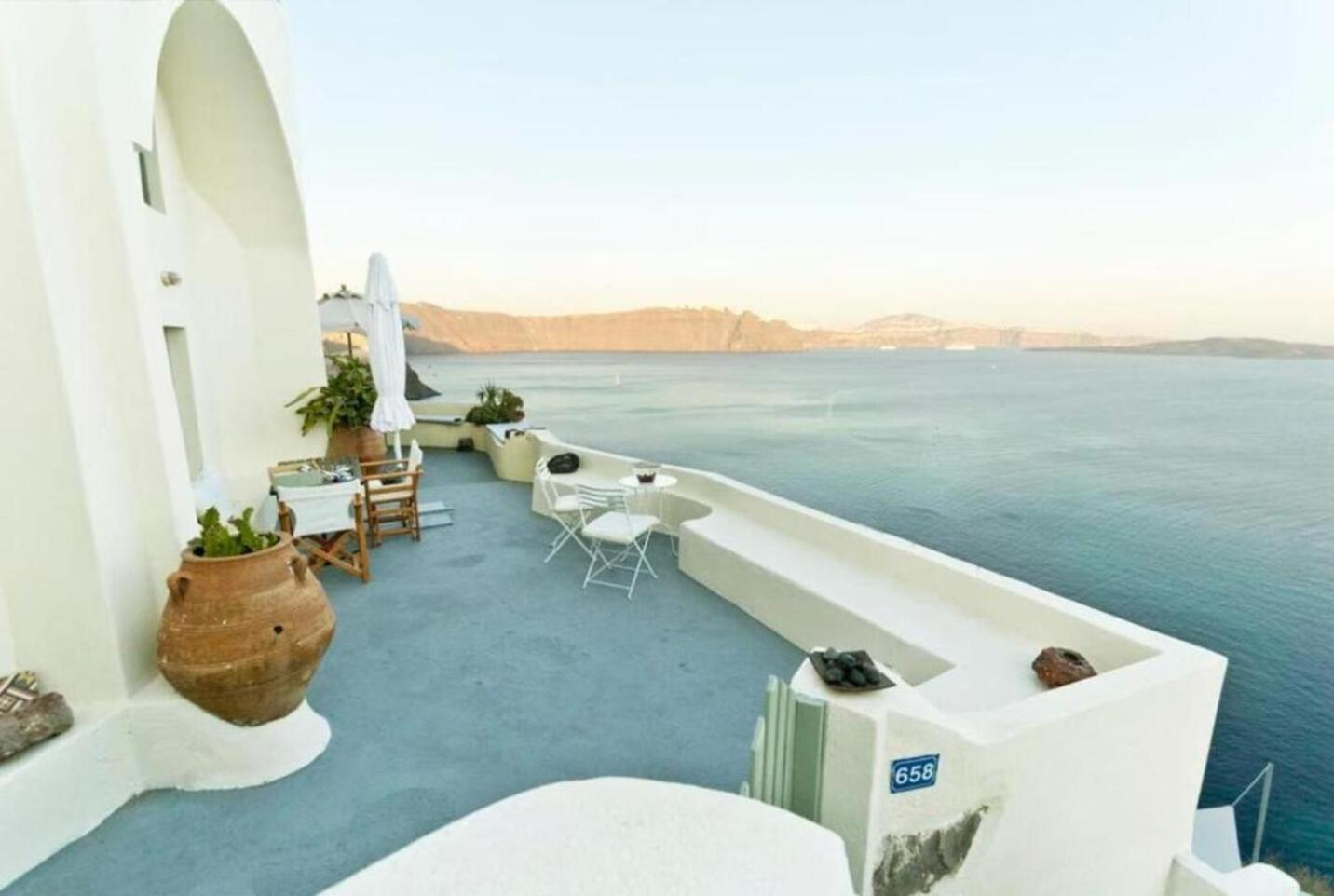 Hanging At The Top Of The World Apartment Oia  Exterior photo